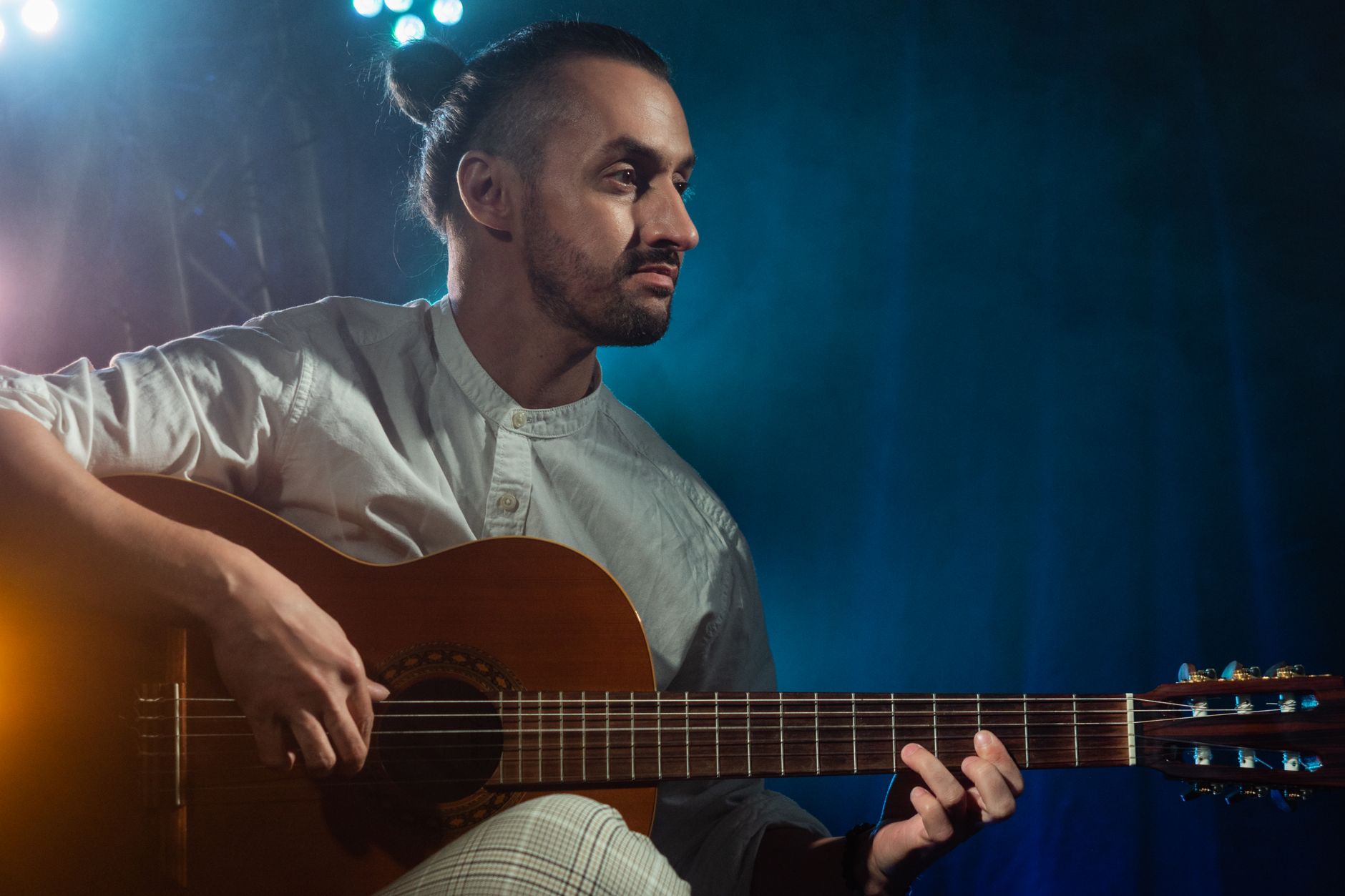 Guitarrista actuando bajo las luces del escenario