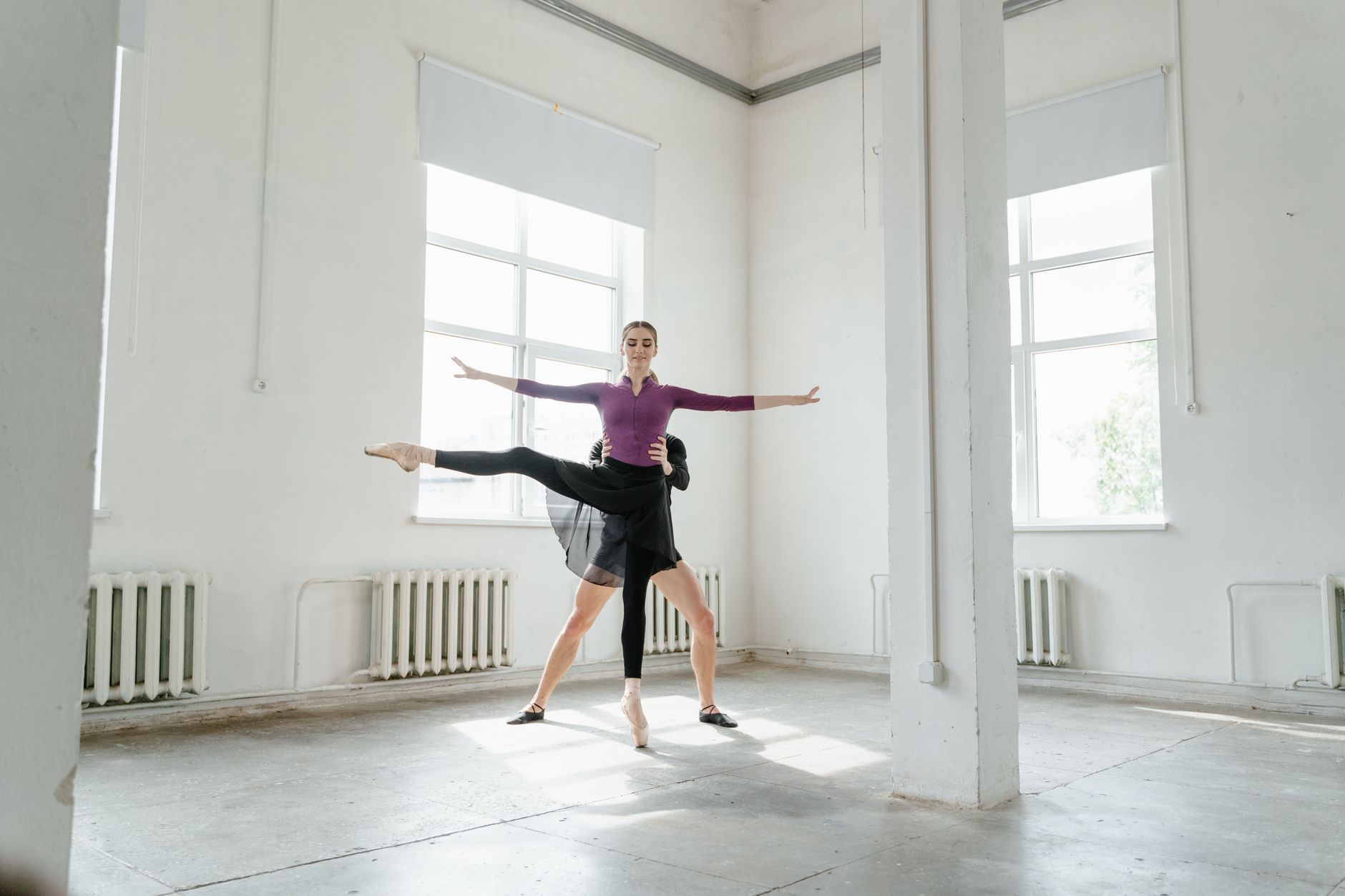 Bailarina ensayando en un estudio luminoso