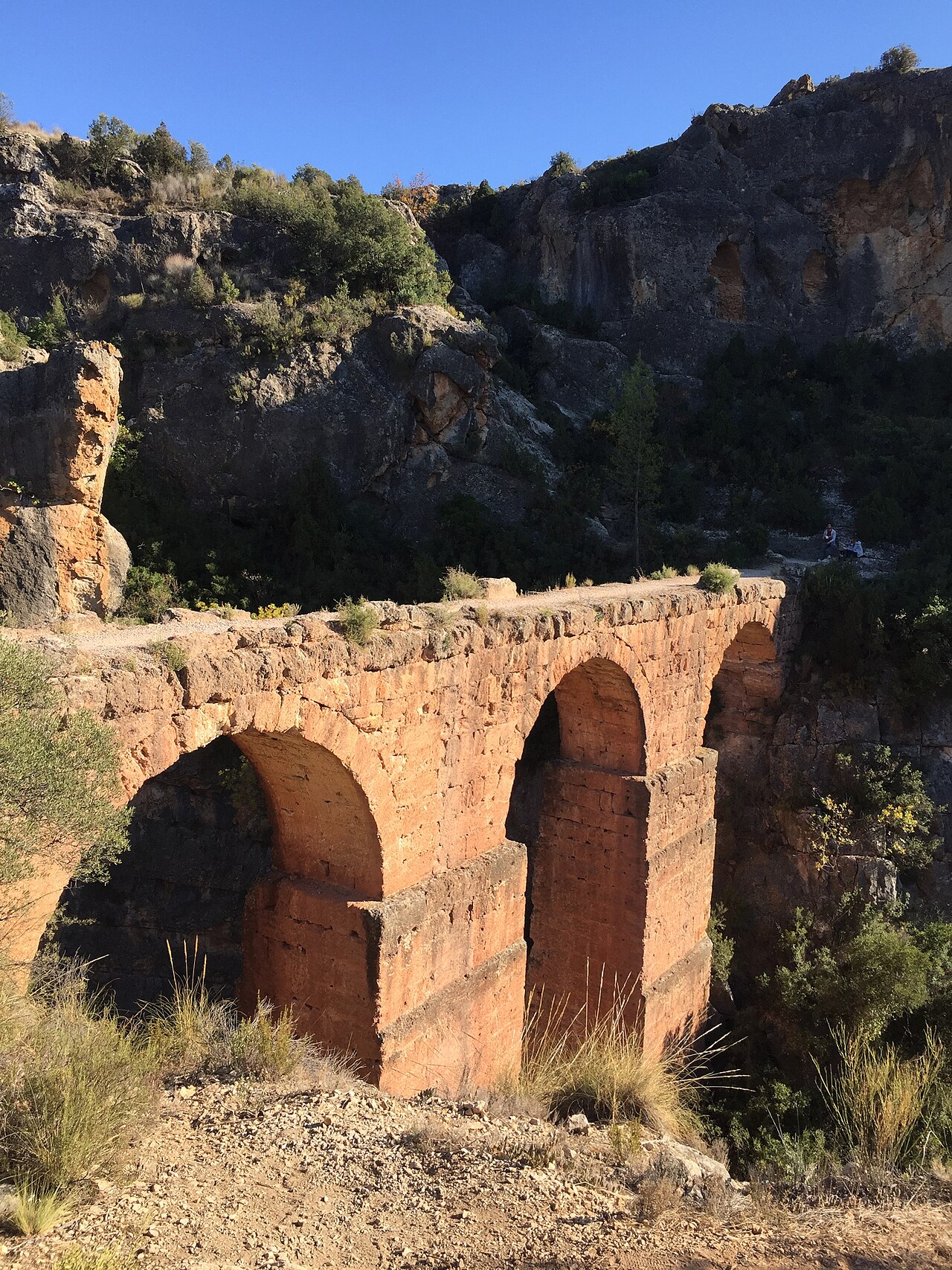 Acueducto romano de Peña Cortada sobre el barranco, ruta de senderismo en Chelva desde Valencia