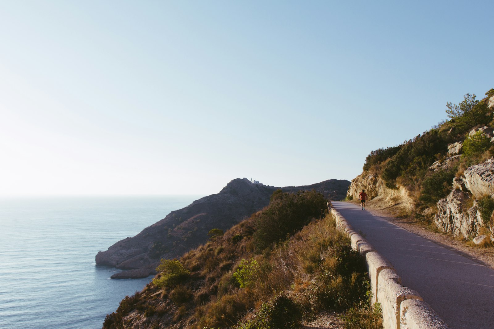 Camino junto a los acantilados de Serra Gelada hacia el faro del Albir