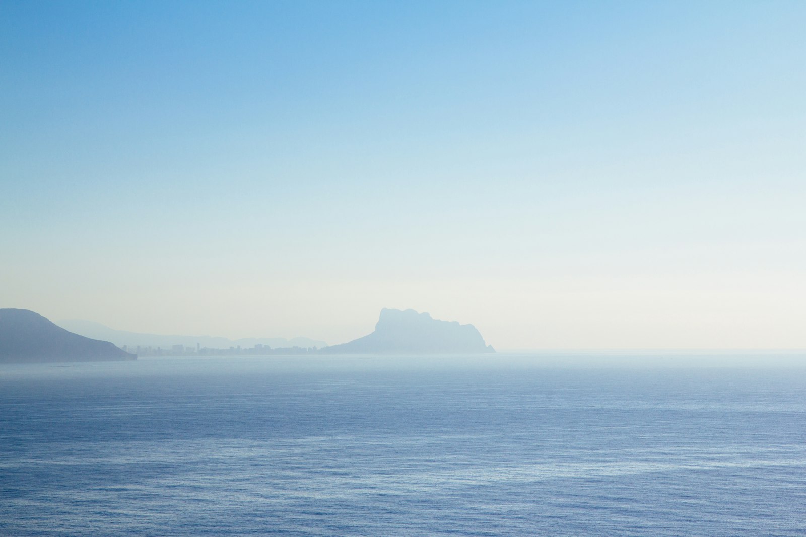 El Mediterráneo y el Peñón de Ifach al fondo desde la costa de Serra Gelada