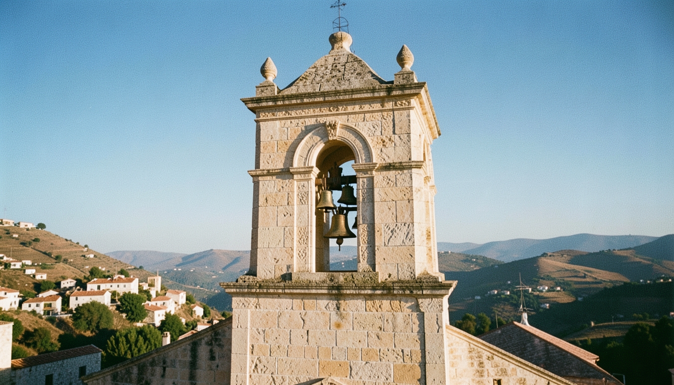 Antiguo campanario de piedra con campanas de bronce en un pueblo valenciano