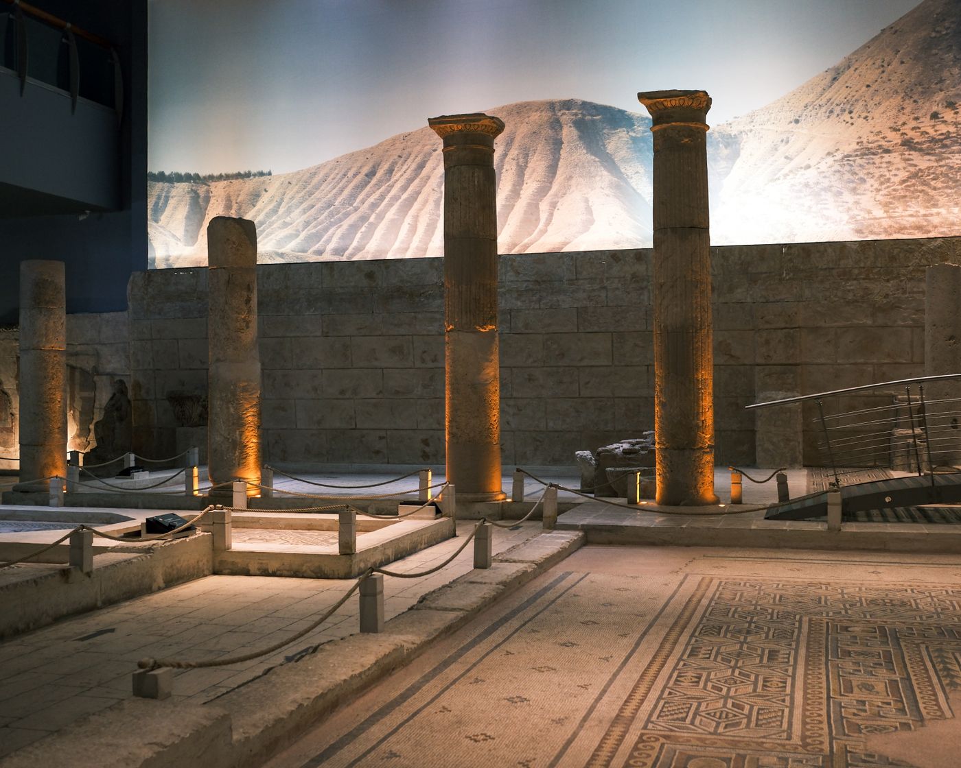 Ruinas romanas con columnas y mosaicos en un museo