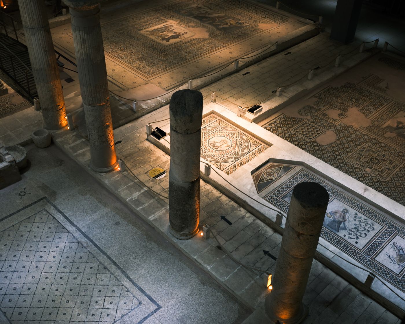 Suelos de mosaico antiguo en un museo arqueológico