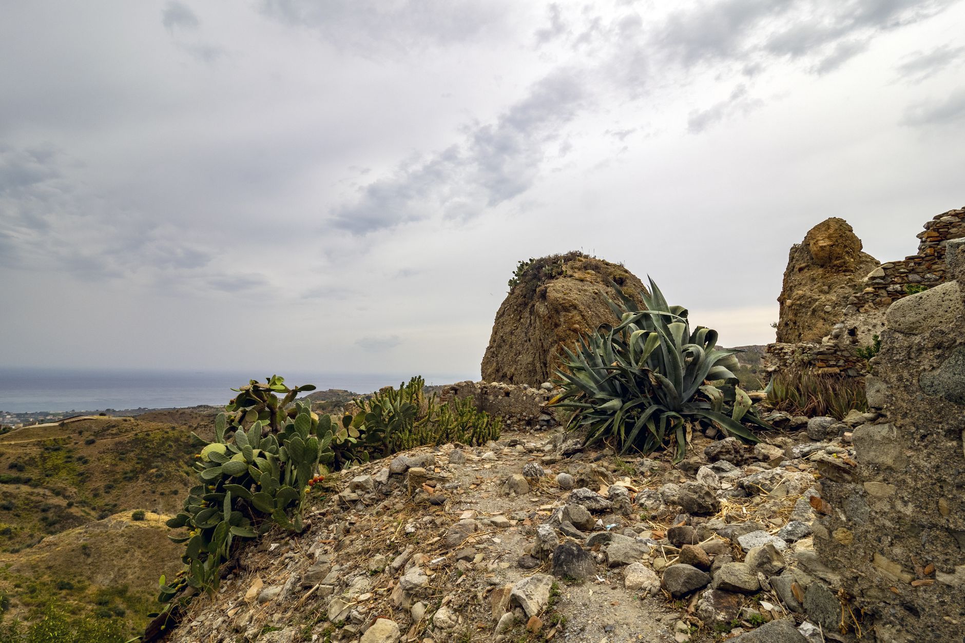 Restos de piedra sobre un paisaje mediterráneo rocoso